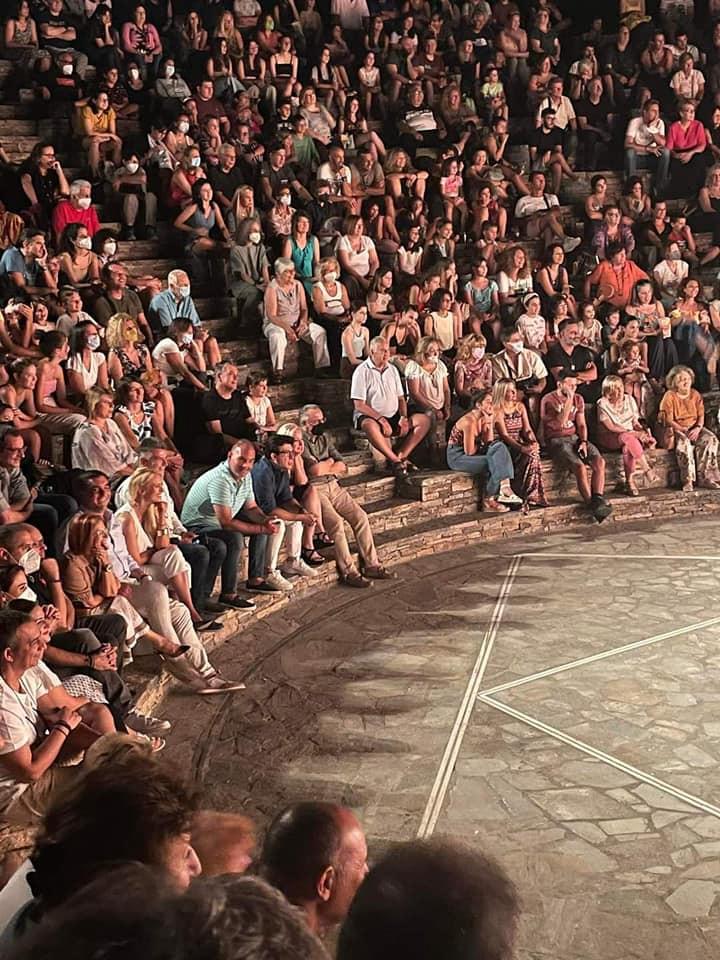 «Εκτός Ελέγχου» του Αρκά στο Ανοιχτό Πέτρινο Θέατρο Αργυρούπολης.