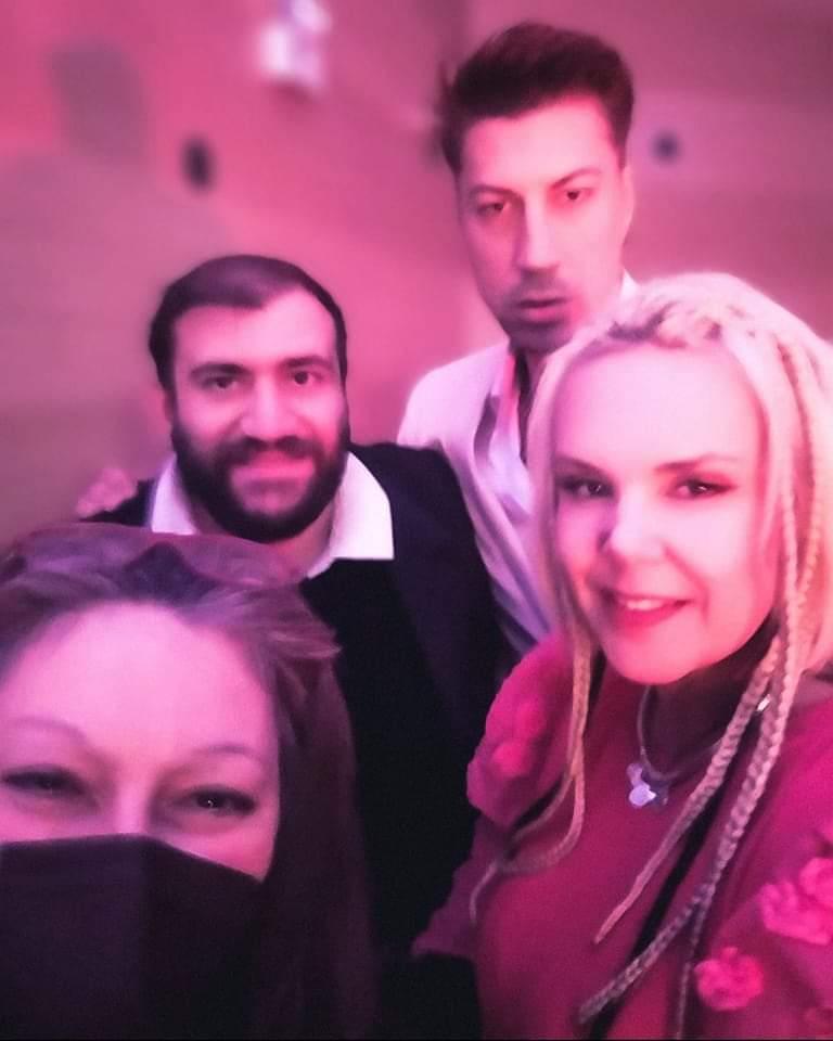 Η Μαρία Αγραπίδου και Χρήστος Αρφάνης, αρχισυντάκτες του Entertainment News Greece μαζί με τους Ζωή Τριανταφυλλίδη και Γιώργος Καρατζάς.