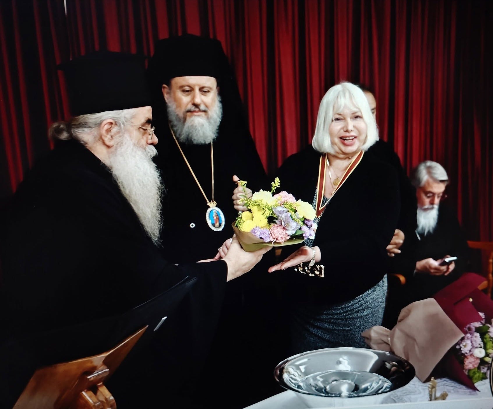 Ο Επίσκοπος Ταλαντίου Θεολόγος και ο Αρχιμ. Πολύκαρπος Μπόγρης,Γραμματέας της Συνοδικής Επιτροπής τιμούν την αγιογράφο Μαριλένα Φωκά